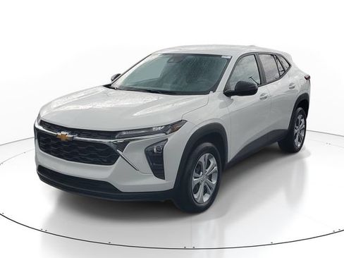 Certified 2025 Chevrolet Trax LS FWD image 2