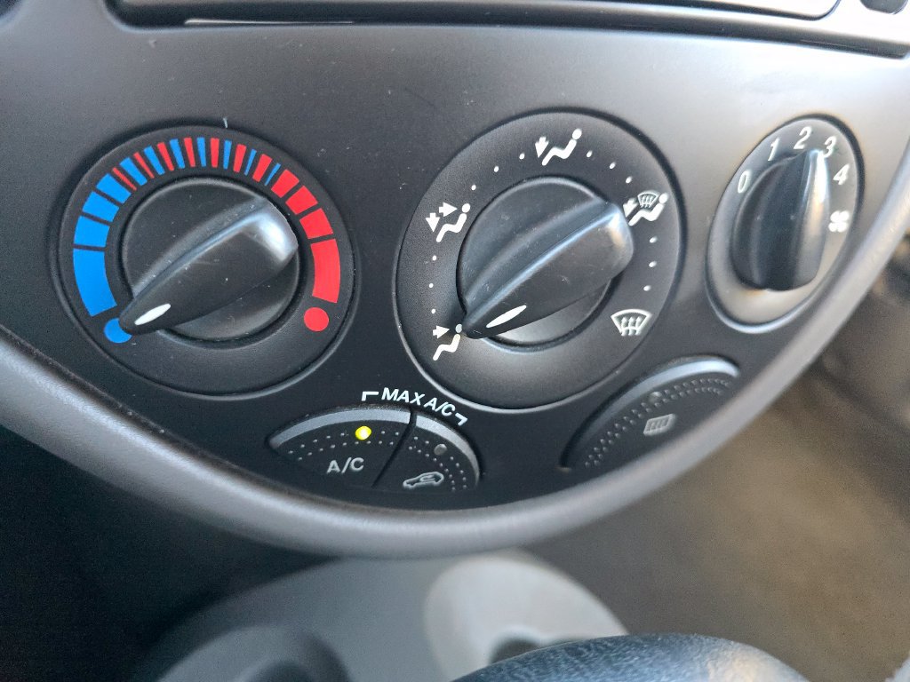 Used 2003 Ford Focus LX FWD image 26