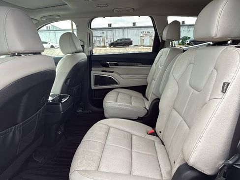 Used 2024 Kia Telluride EX w/ EX Captain's Chair Package FWD image 16
