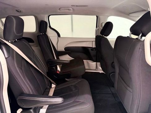 Used 2023 Chrysler Voyager LX image 23