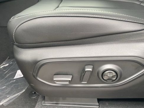 New 2025 Jeep Grand Cherokee Limited w/ Luxury Tech Group II image 17