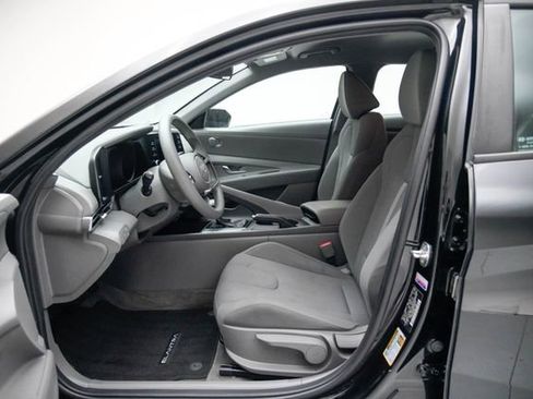 Used 2023 Hyundai Elantra SE image 23