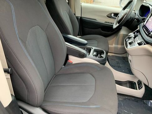 Used 2021 Chrysler Pacifica Touring image 12