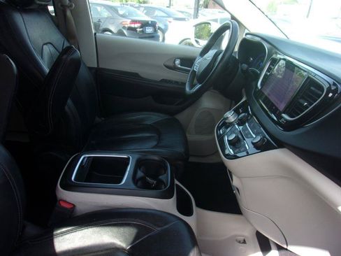 Used 2022 Chrysler Pacifica Touring-L FWD image 17