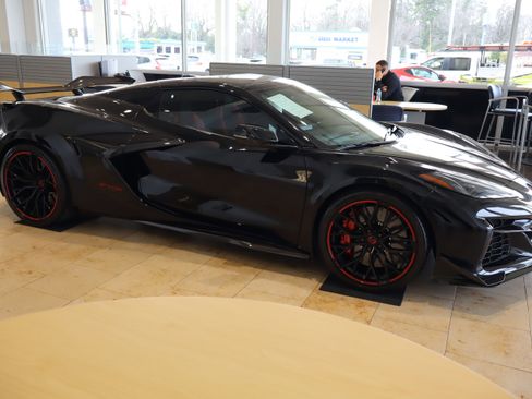 Used 2024 Chevrolet Corvette Z06 w/ Z07 Performance Package image 11