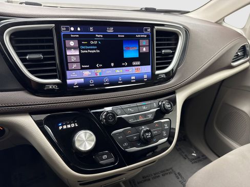 Used 2021 Chrysler Pacifica Touring FWD image 24