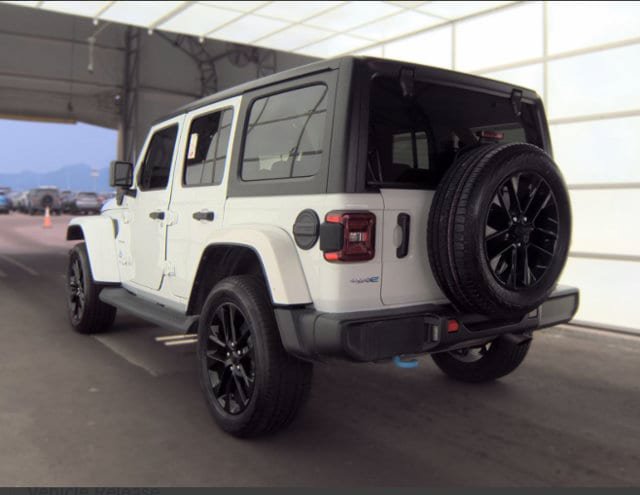 Used 2023 Jeep Wrangler Unlimited Sahara AWD/4WD image 4