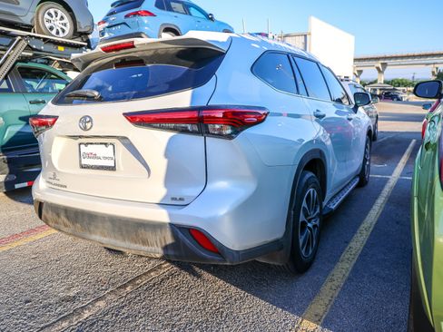 Used 2022 Toyota Highlander XLE FWD image 7