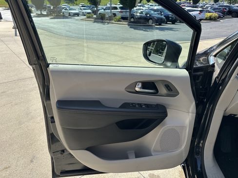 Used 2023 Chrysler Pacifica Touring-L FWD image 13