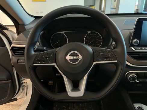 Used 2025 Nissan Altima 2.5 SV FWD image 27