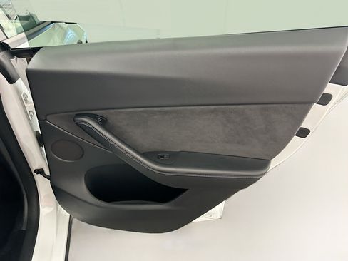 Used 2021 Tesla Model Y Long Range AWD/4WD image 34