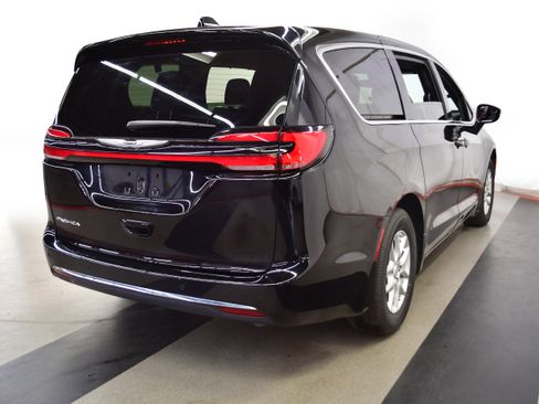 Used 2025 Chrysler Pacifica Select FWD image 7