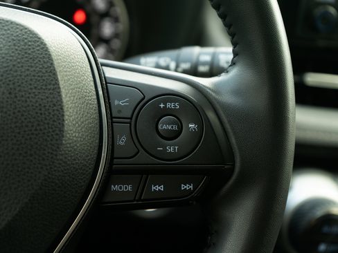 Used 2022 Toyota RAV4 XLE Premium image 21