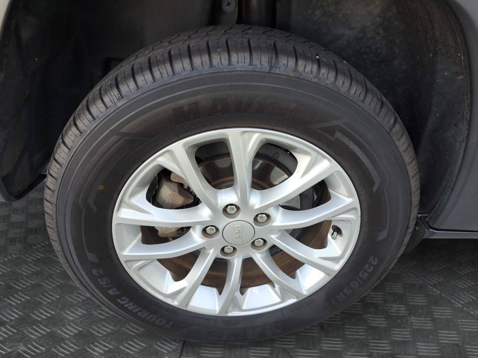 Used 2019 Jeep Cherokee Latitude w/ Popular Appearance Group FWD image 20