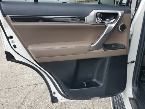 Used 2022 Lexus GX 460 Premium w/ Accessory Package image 34