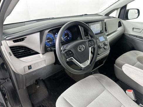 Used 2019 Toyota Sienna L image 16