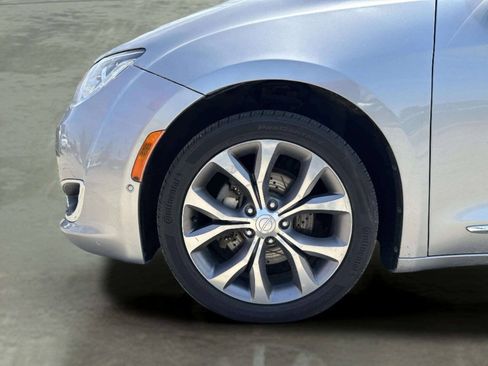 Used 2018 Chrysler Pacifica Limited w/ Advanced Safetytec Group FWD image 38