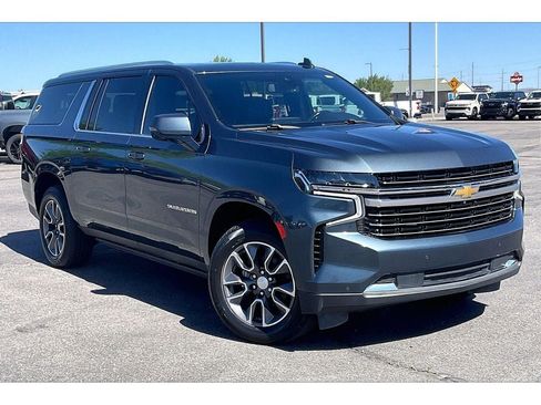 Used 2021 Chevrolet Suburban LT w/ LT Signature Plus Package AWD/4WD image 2