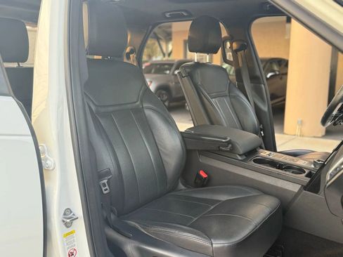 Used 2019 Land Rover Discovery SE image 17