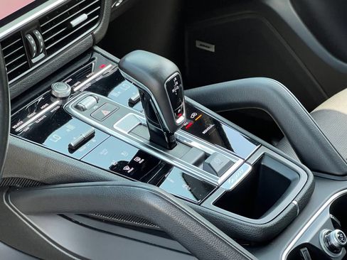 Certified 2020 Porsche Cayenne E-Hybrid AWD/4WD image 30