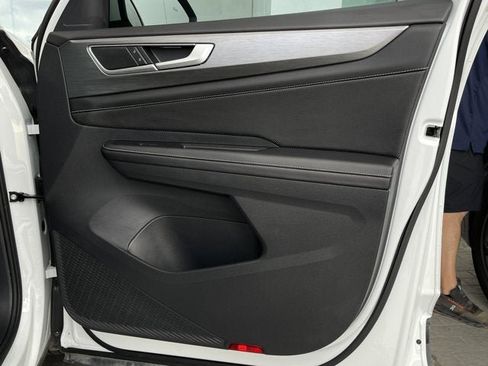 Used 2024 Volkswagen Atlas Cross Sport SE image 18