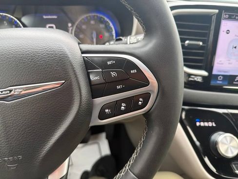 Used 2024 Chrysler Pacifica Touring-L FWD image 27