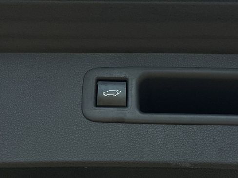 Used 2023 Toyota Highlander XLE image 5