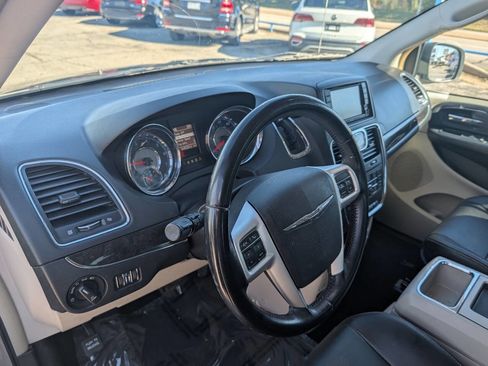Used 2016 Chrysler Town & Country Touring image 8