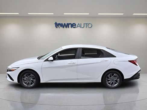 Used 2024 Hyundai Elantra SEL FWD image 2