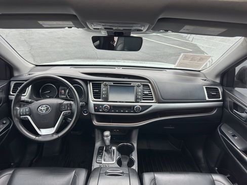 Used 2019 Toyota Highlander XLE image 16