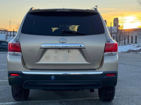 Used 2011 Toyota Highlander SE w/ Tow Pkg image 7