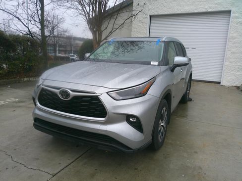 Used 2023 Toyota Highlander XLE image 5