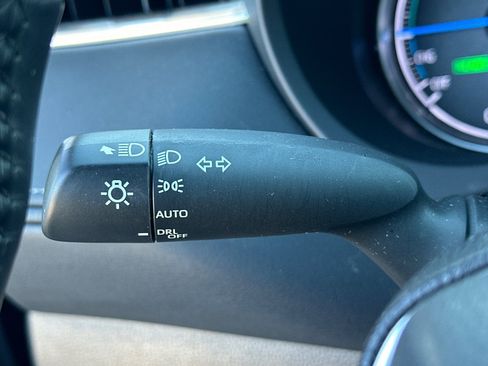 Used 2022 Toyota Venza LE image 37