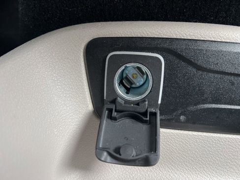 Used 2023 Chrysler Pacifica Touring-L image 23