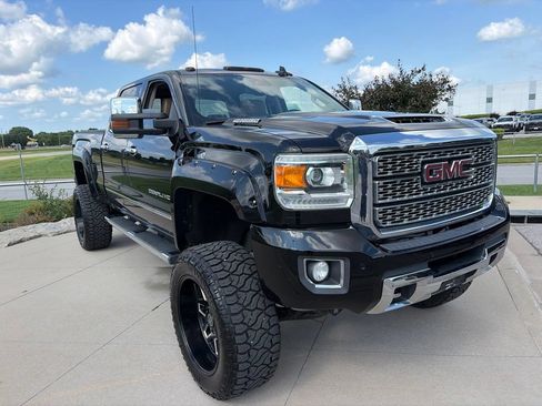 Used 2018 GMC Sierra 2500 Denali w/ Duramax Plus Package AWD/4WD image 2
