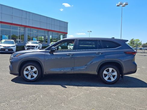 Used 2024 Toyota Highlander LE AWD/4WD image 4