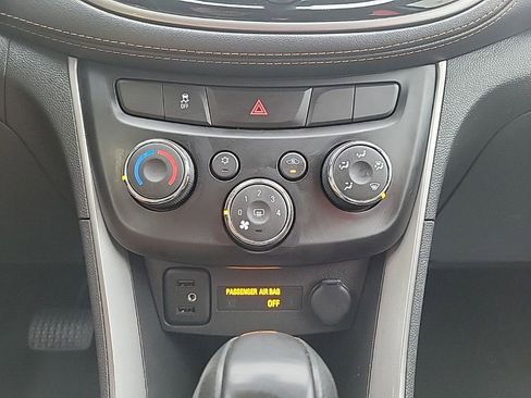 Used 2021 Chevrolet Trax LS image 22