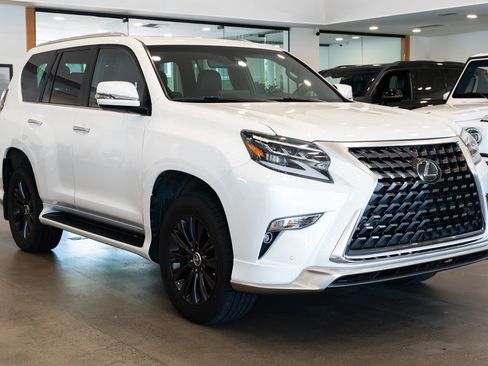 Used 2023 Lexus GX 460 Premium w/ Accessory Package AWD/4WD image 3
