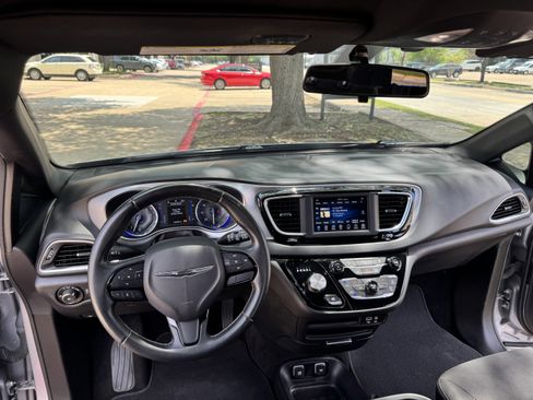 Used 2018 Chrysler Pacifica Touring Plus w/ S Appearance Package FWD image 15