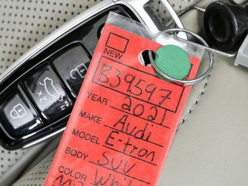 Used 2021 Audi e-tron Prestige w/ Prestige Package image 40