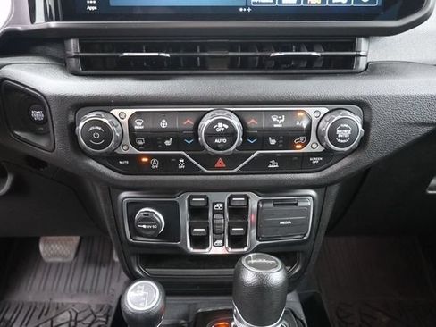 Used 2024 Jeep Gladiator Sport AWD/4WD image 25