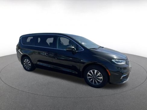 Used 2023 Chrysler Pacifica Touring-L image 2