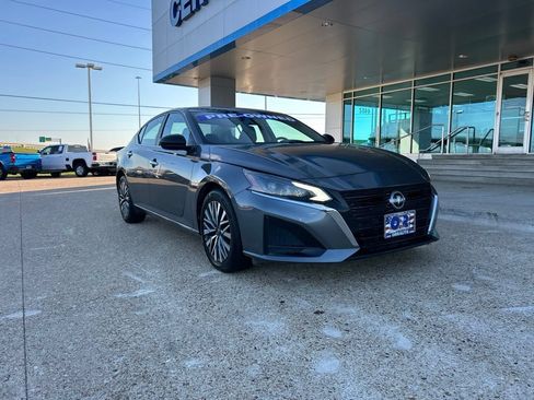 Used 2025 Nissan Altima 2.5 SV FWD image 3