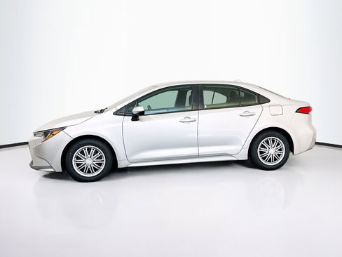 Used 2021 Toyota Corolla LE image 4