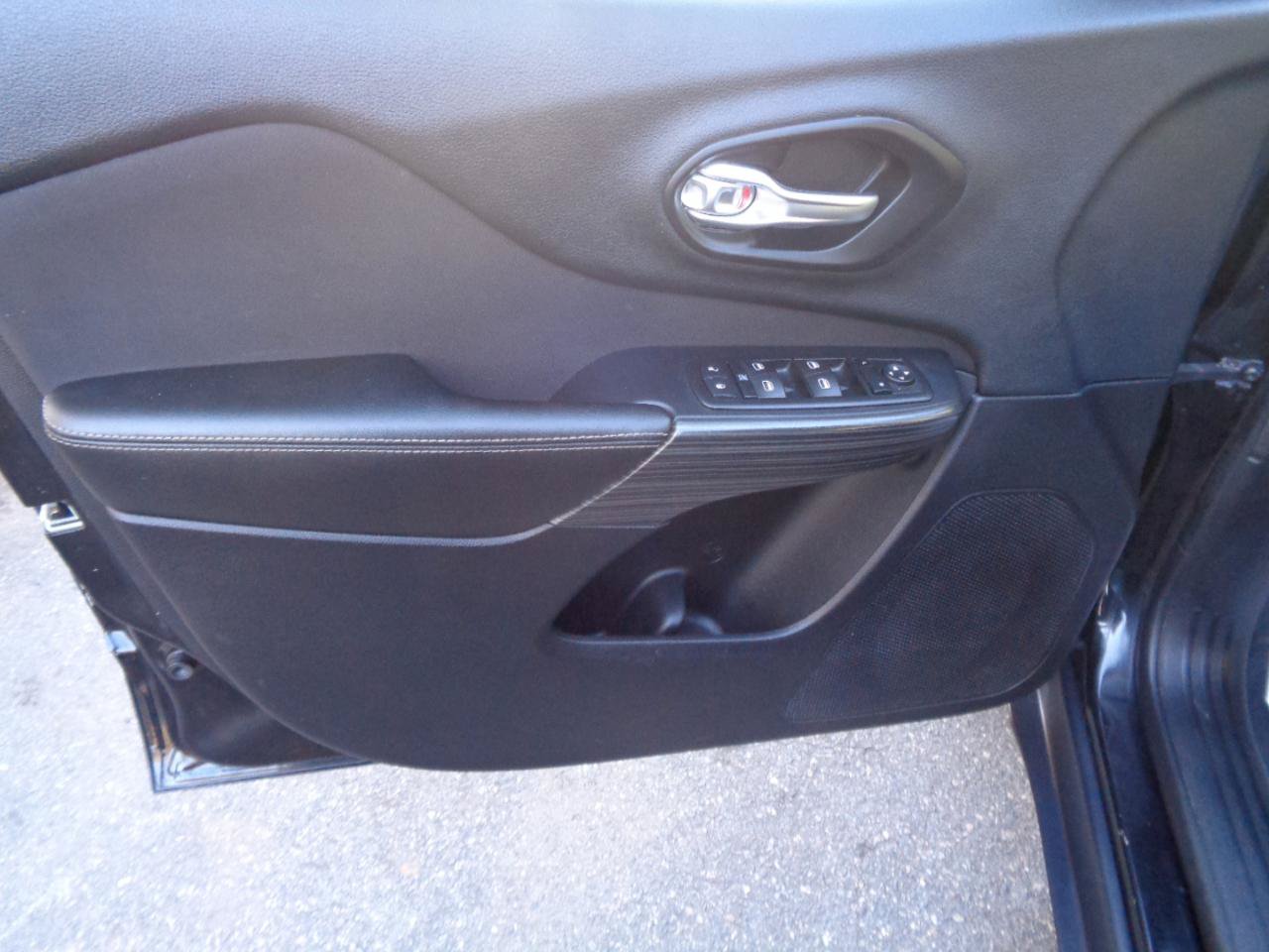 Used 2015 Jeep Cherokee Sport FWD image 21