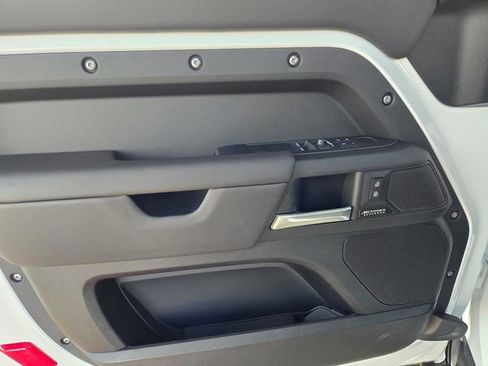 Used 2025 Land Rover Defender 90 X-Dynamic SE image 10