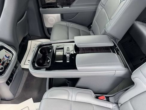 Used 2018 Lincoln Navigator Reserve w/ Technology Package AWD/4WD image 17