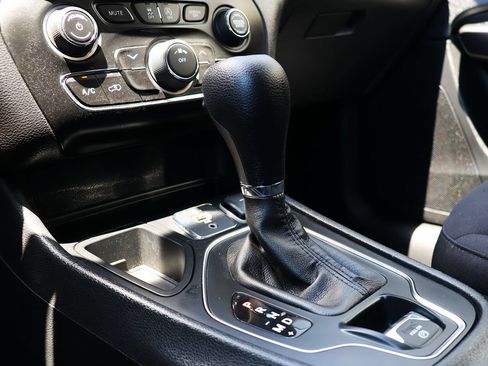 Used 2019 Jeep Cherokee Latitude w/ Popular Appearance Group FWD image 50