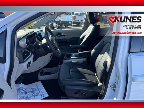 Used 2024 Chrysler Pacifica Select image 12