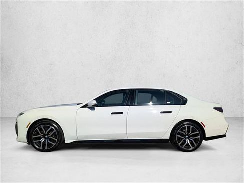 Used 2025 BMW 740i xDrive w/ Premium Package image 9